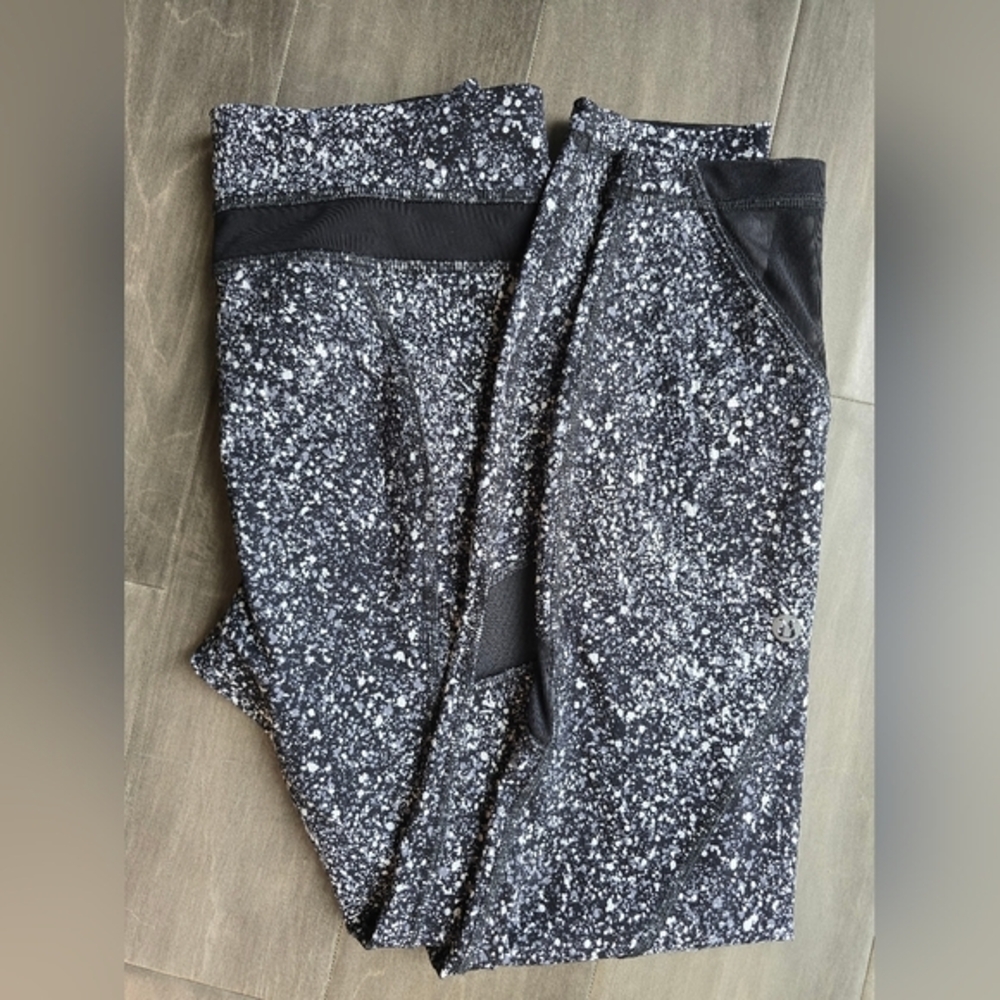 Lululemon Inspire‎ Tight II. Size 6Pebble Lake Parfait white/ black